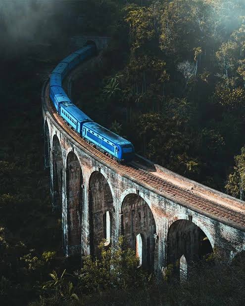 A train crossing Nine Arch Bridge in Ella